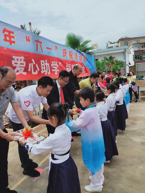 爱心成就未来——理想六一走进尼拉姑小学公益之行圆满结束