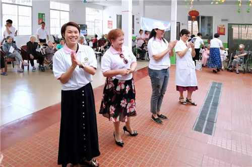 粉丝带飘起来”富迪志愿服务队（广西）走进“关爱养老院”