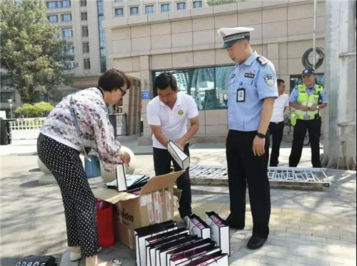 粉丝带飘起来”富迪兰州志愿者爱心万里行烈日慰问执勤交警