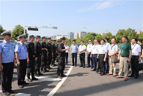 长沙市公安局特邀形象监督员绿之韵胡均安受邀赴市特巡警支队调研