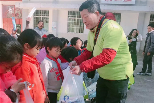 绿叶2019“冬日暖阳”第一站——云南红土地镇晓光小学